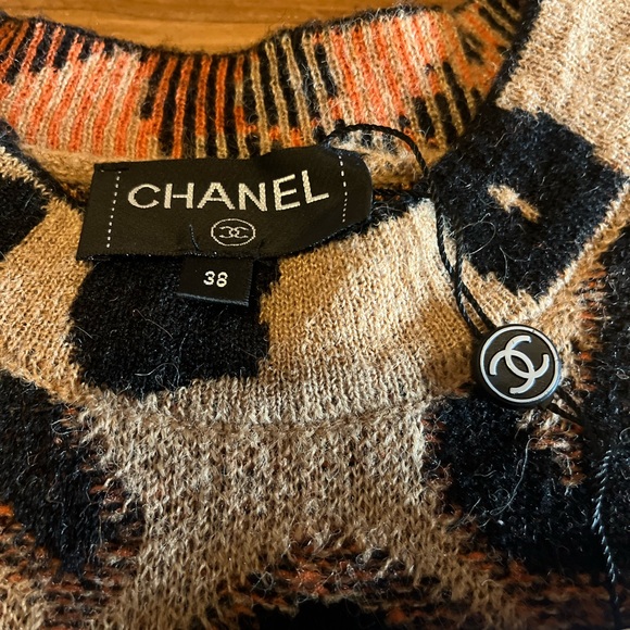 CHANEL Black and Orange Crew Neck Sweaters with Cozy Texture - Picture 4 of 8